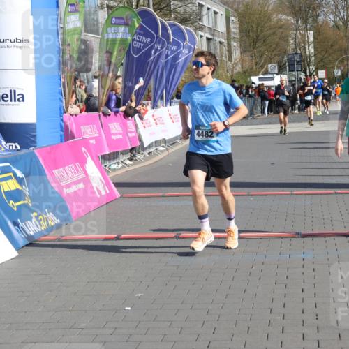 12.04.2026 - 45. Internationalen Wilhelmsburger Insellauf Strokosch-Dieckow http://msf.ph/oto/9452934 12.04.2026 10:37:39 Ziel 2106, 4467, 4482 meine-sportfotos.de