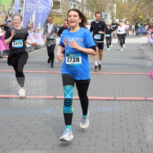 12.04.2026 - 45. Internationalen Wilhelmsburger Insellauf Strokosch-Dieckow http://msf.ph/oto/9452998 12.04.2026 13:08:09 Ziel 5401, 2728, 2478, 2477, 5564, 4437, 4436, 2421 meine-sportfotos.de