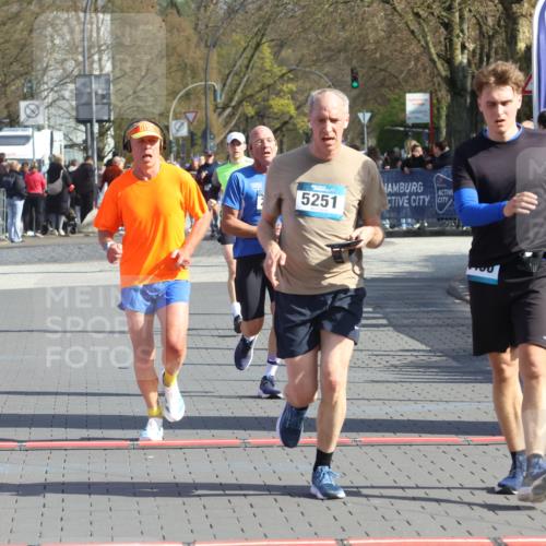 12.04.2026 - 45. Internationalen Wilhelmsburger Insellauf Strokosch-Dieckow http://msf.ph/oto/9453023 12.04.2026 10:38:04 Ziel 5496, 5251, 3182, 2568 meine-sportfotos.de