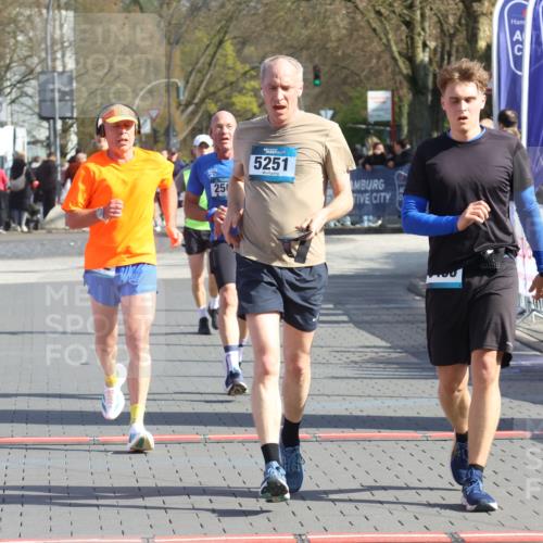 12.04.2026 - 45. Internationalen Wilhelmsburger Insellauf Strokosch-Dieckow http://msf.ph/oto/9453031 12.04.2026 10:38:04 Ziel 5496, 5251, 3182, 2568 meine-sportfotos.de