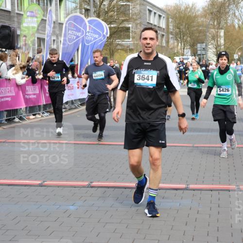 12.04.2026 - 45. Internationalen Wilhelmsburger Insellauf Strokosch-Dieckow http://msf.ph/oto/9453051 12.04.2026 13:07:59 Ziel 3641, 5426, 5216, 5431, 5425 meine-sportfotos.de