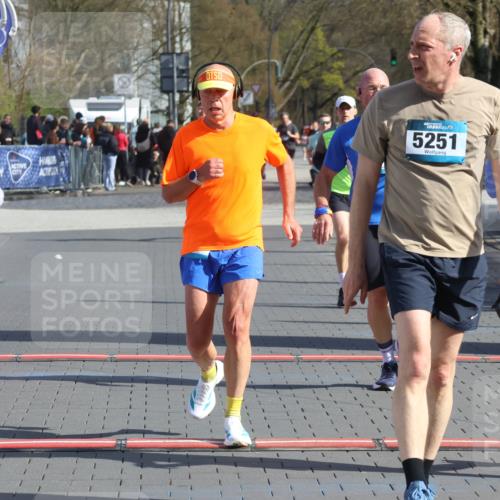 12.04.2026 - 45. Internationalen Wilhelmsburger Insellauf Strokosch-Dieckow http://msf.ph/oto/9453057 12.04.2026 10:38:06 Ziel 5496, 5251, 3182, 2568, 2657 meine-sportfotos.de