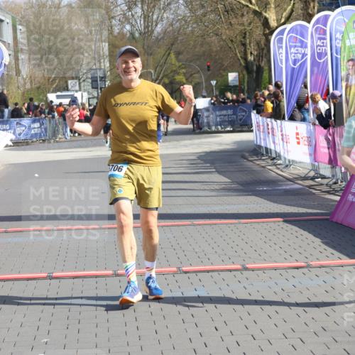 12.04.2026 - 45. Internationalen Wilhelmsburger Insellauf Strokosch-Dieckow http://msf.ph/oto/9453091 12.04.2026 10:38:13 Ziel 2657, 4833, 5706 meine-sportfotos.de