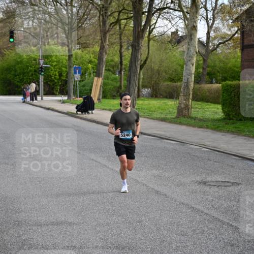 12.04.2026 - 45. Internationalen Wilhelmsburger Insellauf J. Mangold http://msf.ph/oto/9453656 12.04.2026 10:13:13 Ziel 5240, 5514, 2119, 3979 meine-sportfotos.de