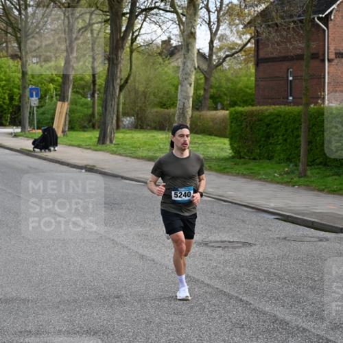 12.04.2026 - 45. Internationalen Wilhelmsburger Insellauf J. Mangold http://msf.ph/oto/9453678 12.04.2026 10:13:14 Ziel 5240, 5514, 5514, 2119, 3979 meine-sportfotos.de