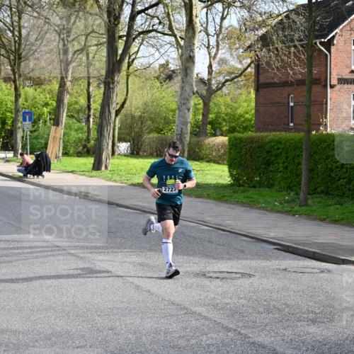 12.04.2026 - 45. Internationalen Wilhelmsburger Insellauf J. Mangold http://msf.ph/oto/9453824 12.04.2026 10:14:52 Ziel 4002, 2727, 2177 meine-sportfotos.de