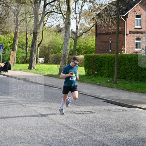 12.04.2026 - 45. Internationalen Wilhelmsburger Insellauf J. Mangold http://msf.ph/oto/9453829 12.04.2026 10:14:52 Ziel 4002, 2727, 2177 meine-sportfotos.de