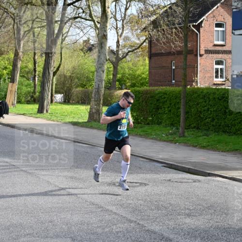 12.04.2026 - 45. Internationalen Wilhelmsburger Insellauf J. Mangold http://msf.ph/oto/9453831 12.04.2026 10:14:53 Ziel 4002, 2727, 2177 meine-sportfotos.de