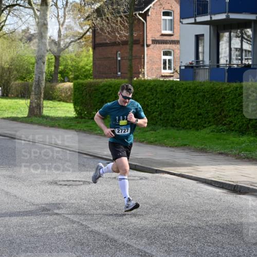 12.04.2026 - 45. Internationalen Wilhelmsburger Insellauf J. Mangold http://msf.ph/oto/9453844 12.04.2026 10:14:53 Ziel 4002, 2727, 2177 meine-sportfotos.de
