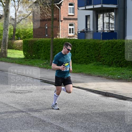 12.04.2026 - 45. Internationalen Wilhelmsburger Insellauf J. Mangold http://msf.ph/oto/9453848 12.04.2026 10:14:53 Ziel 4002, 2727, 2177 meine-sportfotos.de