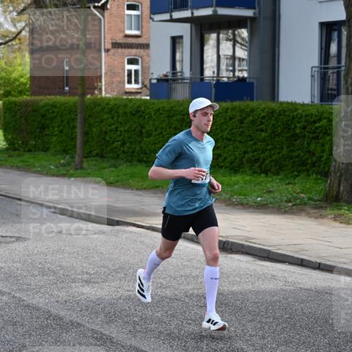 12.04.2026 - 45. Internationalen Wilhelmsburger Insellauf J. Mangold http://msf.ph/oto/9453864 12.04.2026 10:15:18 Ziel 2177, 2281, 5302, 2970 meine-sportfotos.de