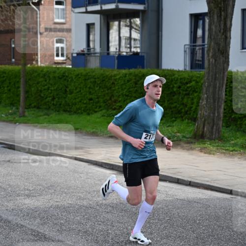 12.04.2026 - 45. Internationalen Wilhelmsburger Insellauf J. Mangold http://msf.ph/oto/9453869 12.04.2026 10:15:18 Ziel 2177, 2281, 5302, 2970 meine-sportfotos.de