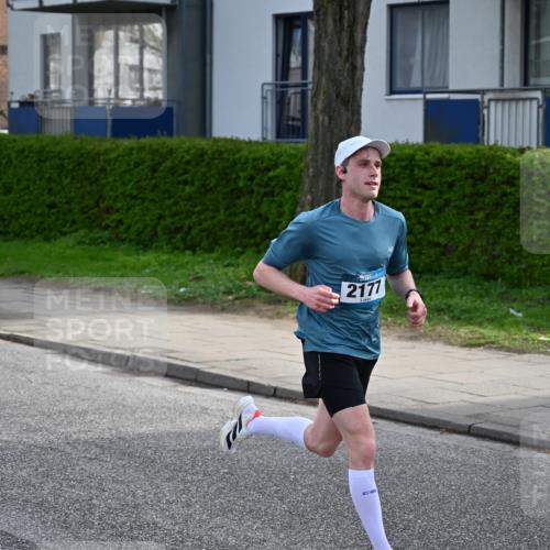 12.04.2026 - 45. Internationalen Wilhelmsburger Insellauf J. Mangold http://msf.ph/oto/9453878 12.04.2026 10:15:18 Ziel 2177, 2281, 5302, 2970 meine-sportfotos.de