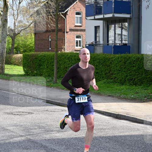 12.04.2026 - 45. Internationalen Wilhelmsburger Insellauf J. Mangold http://msf.ph/oto/9453998 12.04.2026 10:16:16 Ziel 3113, 2487, 5676 meine-sportfotos.de