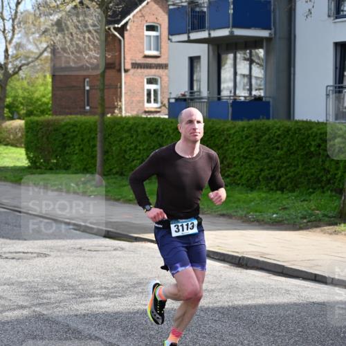 12.04.2026 - 45. Internationalen Wilhelmsburger Insellauf J. Mangold http://msf.ph/oto/9454000 12.04.2026 10:16:16 Ziel 3113, 2487, 5676 meine-sportfotos.de