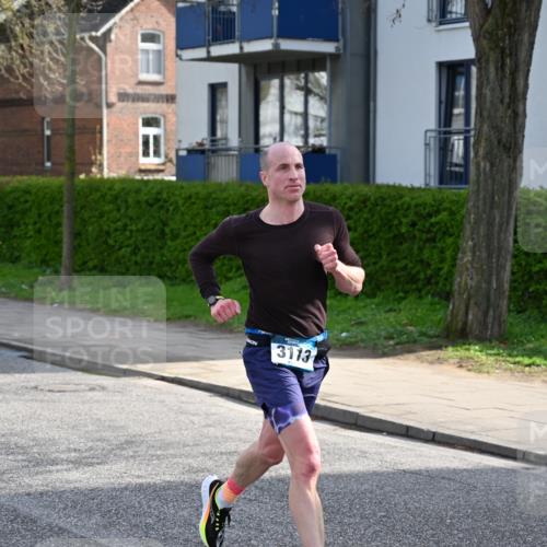 12.04.2026 - 45. Internationalen Wilhelmsburger Insellauf J. Mangold http://msf.ph/oto/9454005 12.04.2026 10:16:16 Ziel 3113, 2487, 5676 meine-sportfotos.de