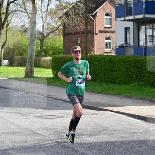 12.04.2026 - 45. Internationalen Wilhelmsburger Insellauf J. Mangold http://msf.ph/oto/9454009 12.04.2026 10:16:26 Ziel 2487, 5676, 3372 meine-sportfotos.de