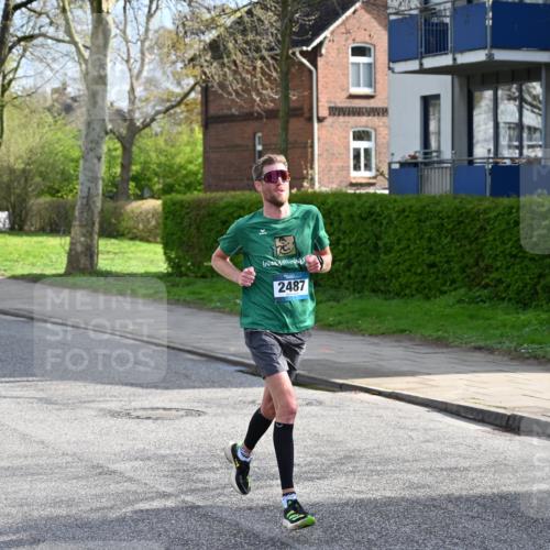 12.04.2026 - 45. Internationalen Wilhelmsburger Insellauf J. Mangold http://msf.ph/oto/9454013 12.04.2026 10:16:26 Ziel 2487, 5676, 3372 meine-sportfotos.de