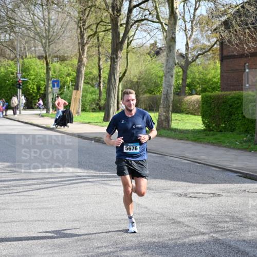 12.04.2026 - 45. Internationalen Wilhelmsburger Insellauf J. Mangold http://msf.ph/oto/9454042 12.04.2026 10:16:38 Ziel 5676, 3372, 3401, 5838, 2819 meine-sportfotos.de
