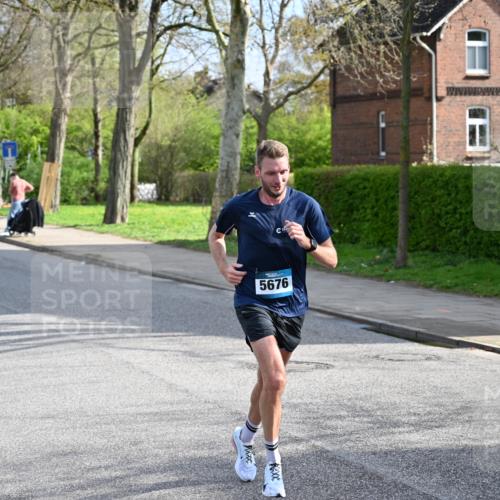 12.04.2026 - 45. Internationalen Wilhelmsburger Insellauf J. Mangold http://msf.ph/oto/9454055 12.04.2026 10:16:39 Ziel 5676, 3372, 3401, 5838, 2819 meine-sportfotos.de