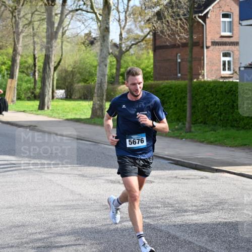 12.04.2026 - 45. Internationalen Wilhelmsburger Insellauf J. Mangold http://msf.ph/oto/9454059 12.04.2026 10:16:39 Ziel 5676, 3372, 3401, 5838, 2819 meine-sportfotos.de
