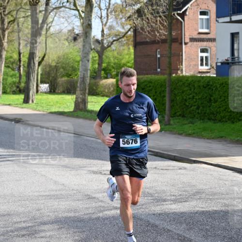 12.04.2026 - 45. Internationalen Wilhelmsburger Insellauf J. Mangold http://msf.ph/oto/9454063 12.04.2026 10:16:39 Ziel 5676, 3372, 3401, 5838, 2819 meine-sportfotos.de