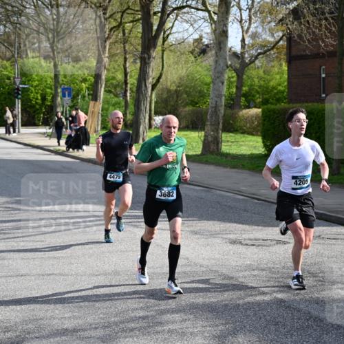 12.04.2026 - 45. Internationalen Wilhelmsburger Insellauf J. Mangold http://msf.ph/oto/9454209 12.04.2026 10:17:51 Ziel 4205, 3682, 4475, 3262, 5554 meine-sportfotos.de