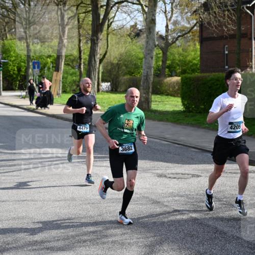 12.04.2026 - 45. Internationalen Wilhelmsburger Insellauf J. Mangold http://msf.ph/oto/9454214 12.04.2026 10:17:51 Ziel 4205, 3682, 4475, 3262, 5554 meine-sportfotos.de