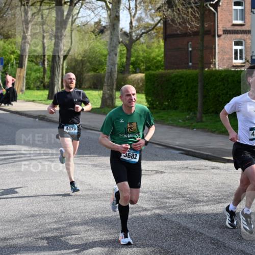 12.04.2026 - 45. Internationalen Wilhelmsburger Insellauf J. Mangold http://msf.ph/oto/9454223 12.04.2026 10:17:51 Ziel 4205, 3682, 4475, 3262, 5554 meine-sportfotos.de