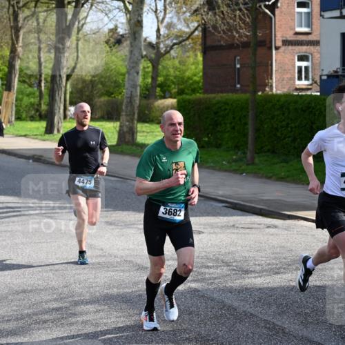 12.04.2026 - 45. Internationalen Wilhelmsburger Insellauf J. Mangold http://msf.ph/oto/9454225 12.04.2026 10:17:51 Ziel 4205, 3682, 4475, 3262, 5554 meine-sportfotos.de