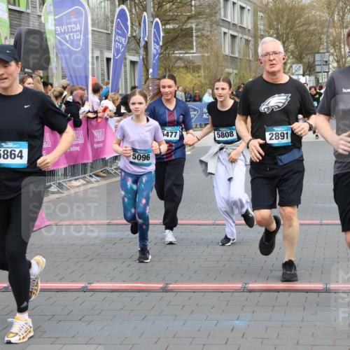 12.04.2026 - 45. Internationalen Wilhelmsburger Insellauf Strokosch-Dieckow http://msf.ph/oto/9454246 12.04.2026 13:05:14 Ziel 5864, 3964, 2891, 4314, 5096, 5808, 5477, 3068 meine-sportfotos.de