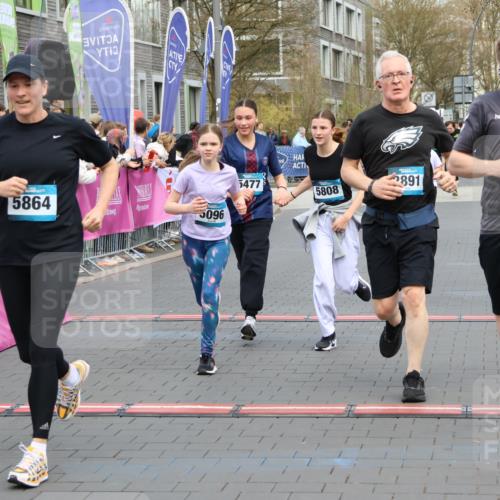 12.04.2026 - 45. Internationalen Wilhelmsburger Insellauf Strokosch-Dieckow http://msf.ph/oto/9454252 12.04.2026 13:05:14 Ziel 5864, 3964, 2891, 4314, 5096, 5808, 5477, 3068 meine-sportfotos.de