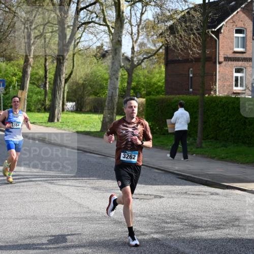 12.04.2026 - 45. Internationalen Wilhelmsburger Insellauf J. Mangold http://msf.ph/oto/9454256 12.04.2026 10:18:21 Ziel 3262, 5554, 4733, 4583, 4117, 3644, 2757 meine-sportfotos.de