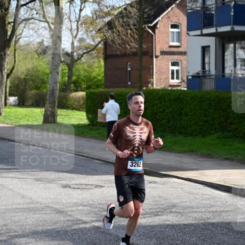 12.04.2026 - 45. Internationalen Wilhelmsburger Insellauf J. Mangold http://msf.ph/oto/9454269 12.04.2026 10:18:21 Ziel 3262, 5554, 4733, 4583, 4117, 3644, 2757 meine-sportfotos.de