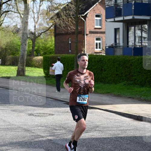 12.04.2026 - 45. Internationalen Wilhelmsburger Insellauf J. Mangold http://msf.ph/oto/9454272 12.04.2026 10:18:21 Ziel 3262, 5554, 4733, 4583, 4117, 3644, 2757 meine-sportfotos.de