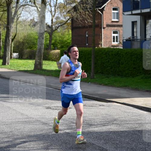 12.04.2026 - 45. Internationalen Wilhelmsburger Insellauf J. Mangold http://msf.ph/oto/9454288 12.04.2026 10:18:23 Ziel 3262, 5554, 4733, 4583, 4117, 3644, 2757 meine-sportfotos.de