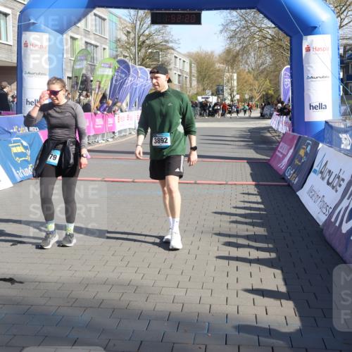 12.04.2026 - 45. Internationalen Wilhelmsburger Insellauf Strokosch-Dieckow http://msf.ph/oto/9454296 12.04.2026 10:42:18 Ziel 4483, 5654, 2836 meine-sportfotos.de
