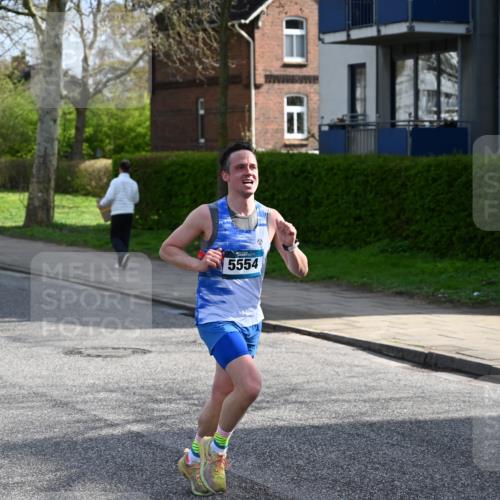 12.04.2026 - 45. Internationalen Wilhelmsburger Insellauf J. Mangold http://msf.ph/oto/9454297 12.04.2026 10:18:23 Ziel 3262, 5554, 4733, 4583, 4117, 3644, 2757 meine-sportfotos.de