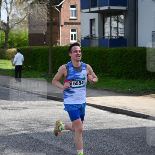 12.04.2026 - 45. Internationalen Wilhelmsburger Insellauf J. Mangold http://msf.ph/oto/9454302 12.04.2026 10:18:23 Ziel 3262, 5554, 4733, 4583, 4117, 3644, 2757 meine-sportfotos.de