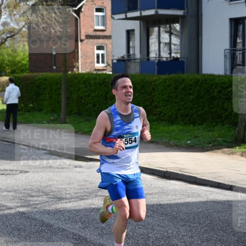 12.04.2026 - 45. Internationalen Wilhelmsburger Insellauf J. Mangold http://msf.ph/oto/9454304 12.04.2026 10:18:23 Ziel 3262, 5554, 4733, 4583, 4117, 3644, 2757 meine-sportfotos.de