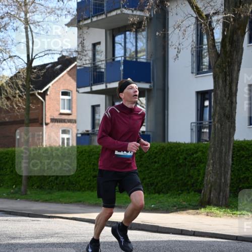 12.04.2026 - 45. Internationalen Wilhelmsburger Insellauf J. Mangold http://msf.ph/oto/9454430 12.04.2026 10:19:01 Ziel 2757, 5049, 2671, 2549, 3289, 5456, 2789, 5652 meine-sportfotos.de