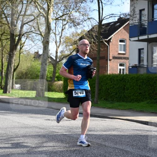 12.04.2026 - 45. Internationalen Wilhelmsburger Insellauf J. Mangold http://msf.ph/oto/9454456 12.04.2026 10:19:12 Ziel 5049, 2671, 2549, 3289, 5456, 2789, 5652, 5652, 3976 meine-sportfotos.de
