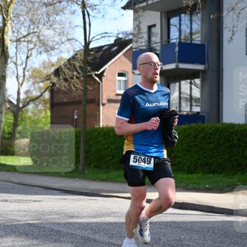 12.04.2026 - 45. Internationalen Wilhelmsburger Insellauf J. Mangold http://msf.ph/oto/9454471 12.04.2026 10:19:13 Ziel 5049, 2671, 2549, 3289, 5456, 2789, 5652, 3976 meine-sportfotos.de
