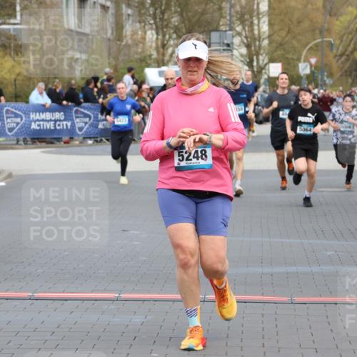 12.04.2026 - 45. Internationalen Wilhelmsburger Insellauf Strokosch-Dieckow http://msf.ph/oto/9454479 12.04.2026 13:04:54 Ziel 5248, 5064 meine-sportfotos.de