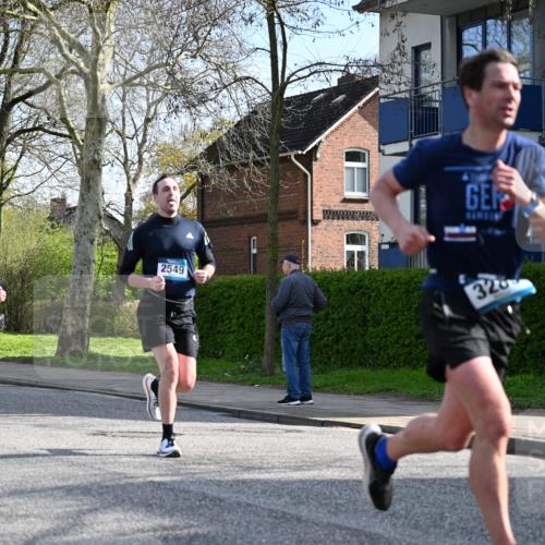 12.04.2026 - 45. Internationalen Wilhelmsburger Insellauf J. Mangold http://msf.ph/oto/9454496 12.04.2026 10:19:28 Ziel 2671, 2549, 3289, 5456, 2789, 5652, 3976, 4162, 4162 meine-sportfotos.de