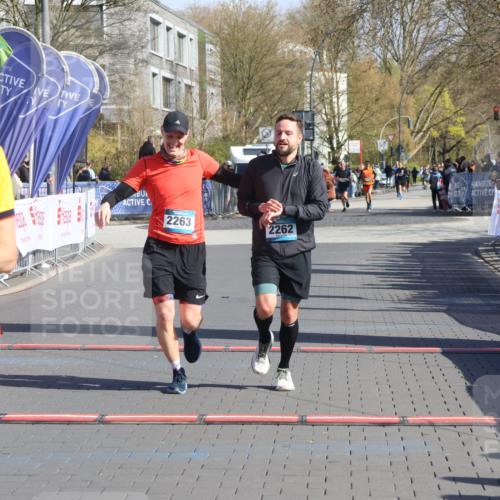 12.04.2026 - 45. Internationalen Wilhelmsburger Insellauf Strokosch-Dieckow http://msf.ph/oto/9454506 12.04.2026 10:42:40 Ziel 2262, 2263 meine-sportfotos.de