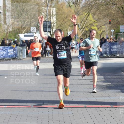 12.04.2026 - 45. Internationalen Wilhelmsburger Insellauf Strokosch-Dieckow http://msf.ph/oto/9454513 12.04.2026 10:29:55 Ziel 4027, 5804, 3355 meine-sportfotos.de