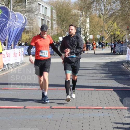 12.04.2026 - 45. Internationalen Wilhelmsburger Insellauf Strokosch-Dieckow http://msf.ph/oto/9454515 12.04.2026 10:42:40 Ziel 2262, 2263 meine-sportfotos.de