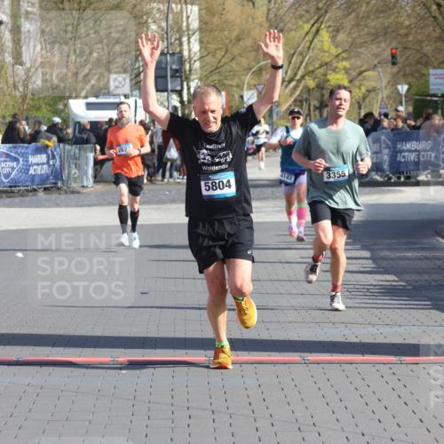 12.04.2026 - 45. Internationalen Wilhelmsburger Insellauf Strokosch-Dieckow http://msf.ph/oto/9454523 12.04.2026 10:29:55 Ziel 4027, 5804, 3355 meine-sportfotos.de