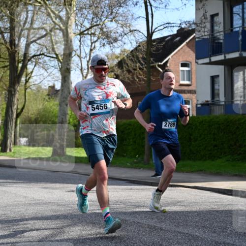 12.04.2026 - 45. Internationalen Wilhelmsburger Insellauf J. Mangold http://msf.ph/oto/9454524 12.04.2026 10:19:29 Ziel 2671, 2549, 3289, 5456, 2789, 5652, 3976, 4162, 4605 meine-sportfotos.de
